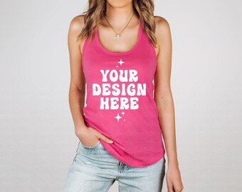 Next Level 1533 Raspberry Mockup 1533 Tank Top Mockup Canotta da donna Racerback Model Mockup Canotta Mock Up Semplice Neutro Minimalista