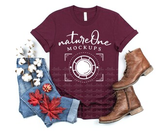 3001 Mockup di tela Bella Fall color bordeaux, mockup di t-shirt unisex rossa per il tempo libero, mockup di maglietta in stile flat lay, sfondo in legno