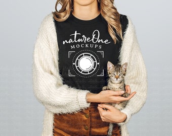 3001 Maquette en toile Bella noire avec chaton, modèle de t-shirt unisexe, modèle de t-shirt lifestyle