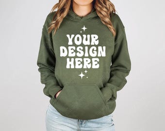 Gildan 18500 militair groene hoodie mockup, G185 model sweater mock-up, ronde hals trui winter mockup, echte foto mockup (digitale download)
