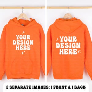 Puede incluir: Sudadera con capucha naranja con un bolsillo blanco y el texto "YOUR DESIGN HERE" en la parte delantera y trasera.