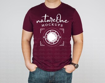 Mockup de modelo masculino 3001 com camiseta Bella Canvas cor bordô, mockup de modelo masculino com camiseta bordô, mockup masculino 3001, mockup de modelo de camiseta masculina para estúdio.