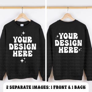 Könnte beinhalten: Schwarzer Sweatshirt-Mockup mit dem Text "YOUR DESIGN HERE" in Weiß auf Vorder- und Rückseite. Der Sweatshirt hängt an einem Holzbügel.