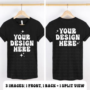 Puede incluir: Maqueta de camiseta negra con el texto "YOUR DESIGN HERE" en blanco en la parte delantera y trasera. La camiseta está colgada en una percha de madera.