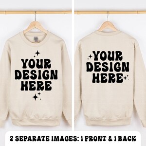 Puede incluir: Una sudadera beige con una impresión negra en la parte delantera y trasera que dice "YOUR DESIGN HERE" con estrellas.