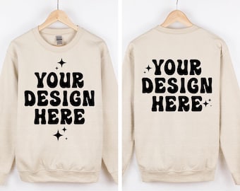 Voor- en achterkant Gildan 18000 Sand Mockup Sand Sweatshirt Mockup G180 Mockup Met Ronde Hals Opknoping Hanger Mock Up Eenvoudig Neutraal Minimalistisch