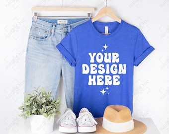 Maqueta Bella Canvas 3001 Heather True Royal, Maqueta 3001, Maqueta de camiseta azul real jaspeada, Maqueta de camisa colgada estilo de vida Maqueta de percha