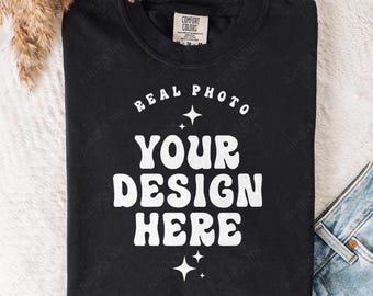 Comfort Colors 1717 Zwart Opgevouwen T-shirt Mockup CC 1717 Zwart Flatlay Mock Up Tee Echte Foto Mock Eenvoudig Minimalistisch Trendy Casual Neutraal Boho