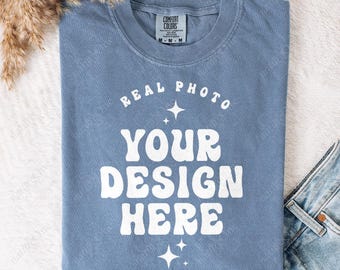 Maqueta de camiseta doblada de mezclilla azul Comfort Colors 1717 CC 1717 Maqueta plana de camiseta Foto real Maqueta Simple Minimalista Moderno Casual Neutral Boho