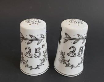 California Fine Enterprises Kitschy Cute 50s Fall Kitchen Decor Vintage 1957 USA Pottery Squirrel /& Acorns Salt Pepper Shaker Set