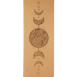Op de afbeelding: Een bruine kurken yogamat met een geometrisch ontwerp met een cirkel en halve manen. De tekst "SEEK YOGA" is afgedrukt in de rechterbenedenhoek van de mat.
