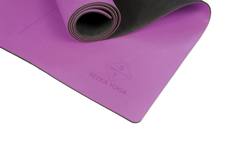 Pu&ograve; includere: Tappetino da yoga viola con una superficie antiscivolo nera. Il tappetino &egrave; arrotolato e presenta il logo "SEEKA YOGA" con una "Y" stilizzata e un design a spada.