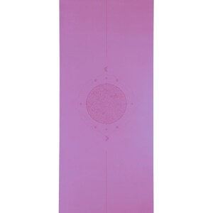 Pu&ograve; includere: Un tappetino da yoga rosa con un design geometrico che presenta un cerchio, lune crescenti e punti. Il tappetino ha il testo "Yoga Nook" stampato nell'angolo in basso a destra.