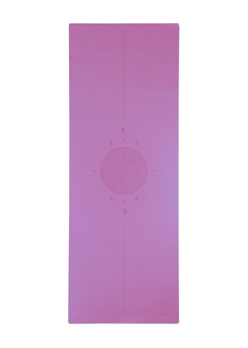 Pu&ograve; includere: Un tappetino da yoga rosa con un design geometrico che presenta un cerchio, lune crescenti e punti. Il tappetino ha il testo "Yoga Nook" stampato nell'angolo in basso a destra.