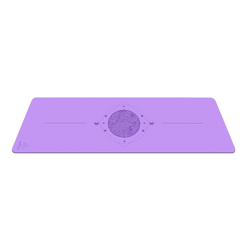 Pu&ograve; includere: Un tappetino da yoga color lavanda con un design geometrico che presenta un cerchio con un motivo testurizzato e lune crescenti. Il tappetino ha una lucentezza sottile.