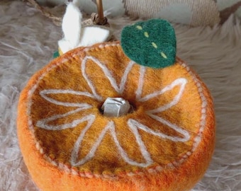 Casa para pájaros de fieltro de lana NOS hecha a mano en Nepal, hecha con rodajas de naranja, casa de hadas en el bosque