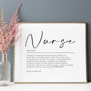 Könnte beinhalten: Eine schwarz-weiße druckbare Definition des Wortes "Krankenschwester" in kursiver Schrift. Die Definition beschreibt eine Krankenschwester als eine hochqualifizierte Fachkraft, die ihr Leben dem Helfen anderer widmet. Der Text besagt auch, dass eine Krankenschwester geduldig, fürsorglich und freundlich ist. Der Text enthält die Namen "Emily & Hannah" am unteren Rand.