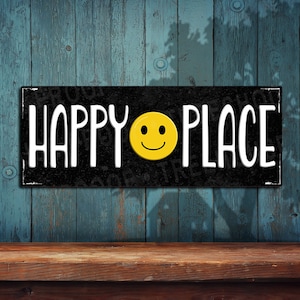 Letrero de aluminio con cara sonriente envejecida Happy Place - Impresión a color sobre aluminio resistente a la oxidación - Fabricado en EE. UU. - THC2474-A