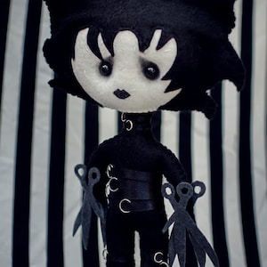PDF. Edward Scissorhands. Plush Doll Pattern, Softie Pattern, Soft felt Toy Pattern and tutorial Young Manoscissorhands feltro timburton, muñeco