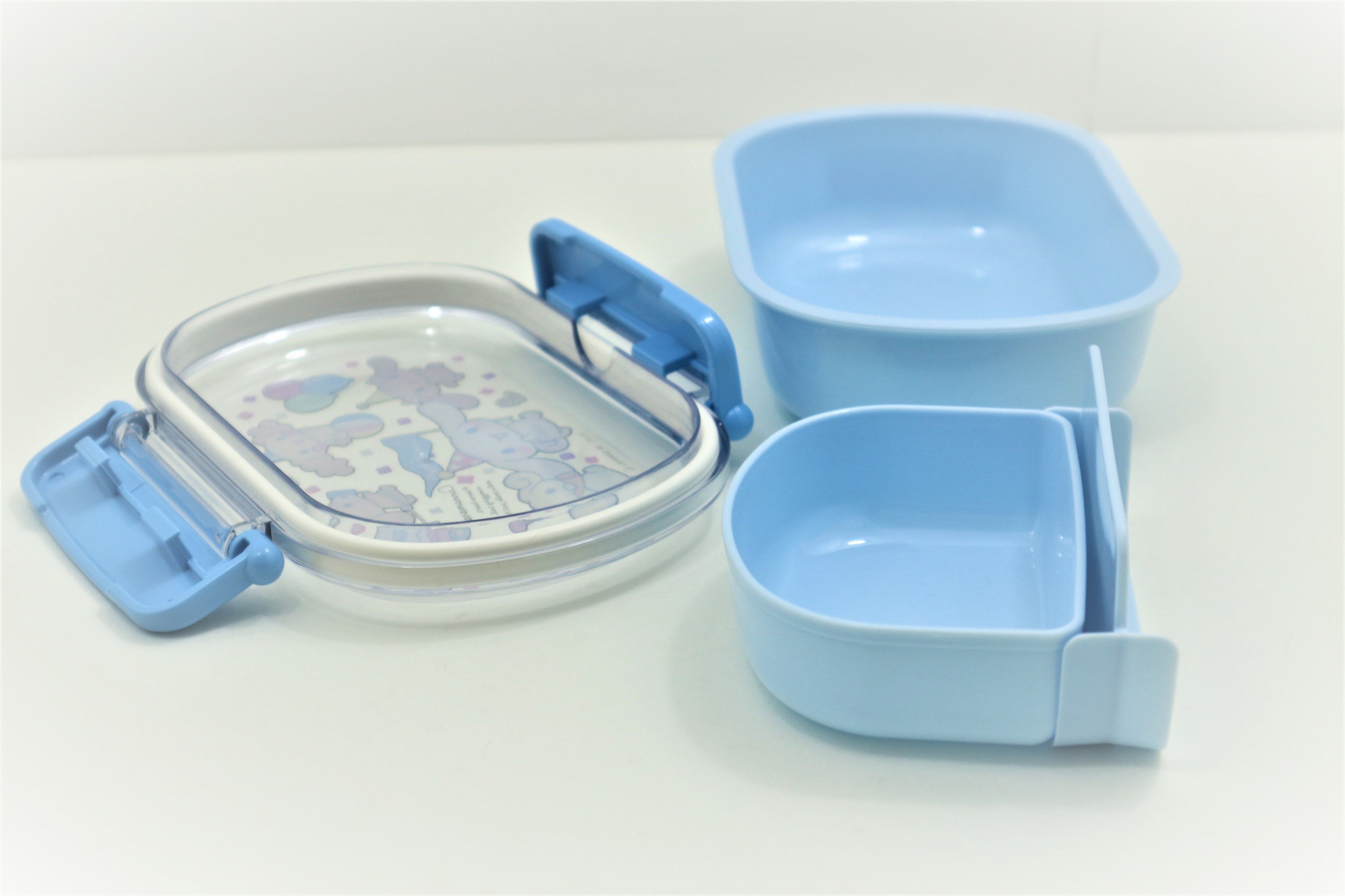  Cinnamoroll Bento Lunch Box (15oz) - Cute Lunch Carrier with  Secure 2-Point Locking Lid - Authentic Japanese Design - Durable, Microwave  and Dishwasher Safe - Friends: Home & Kitchen