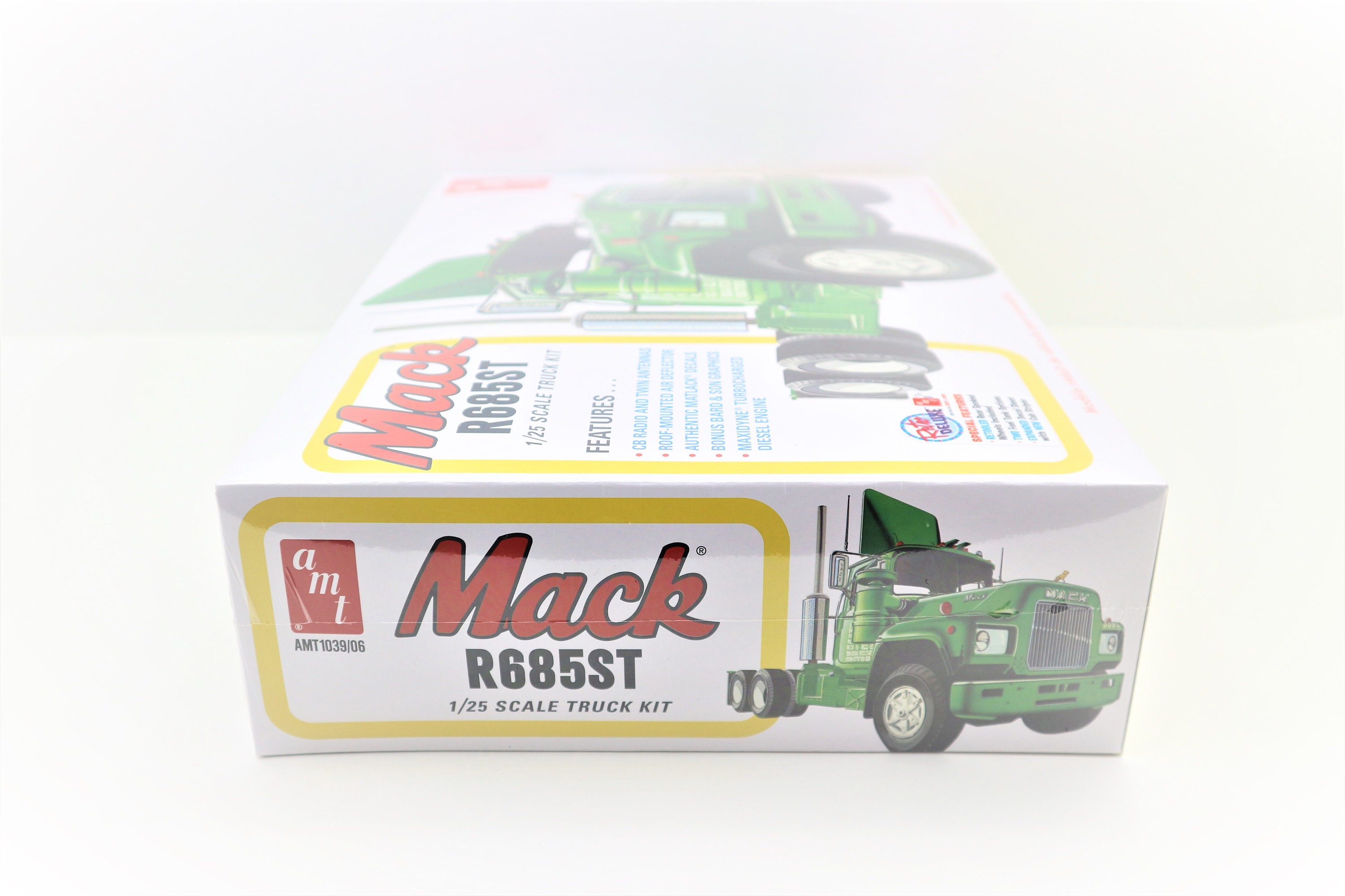 AMT MACK R685ST 1/25 SCALE MODEL KITS