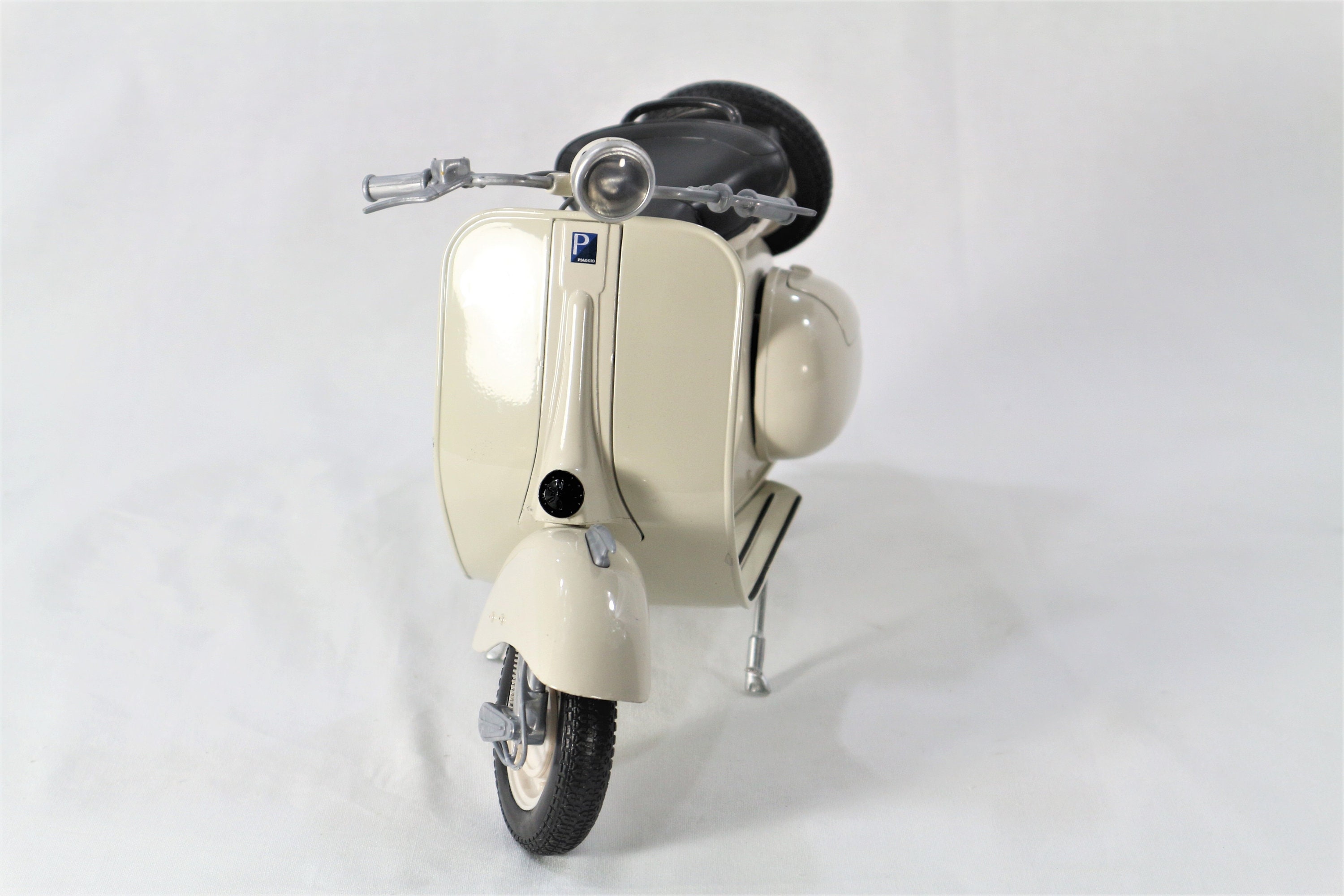 1955 Vespa 150 VL 1T Beige Motorcycle Scooter 1/6 Diecast Model by