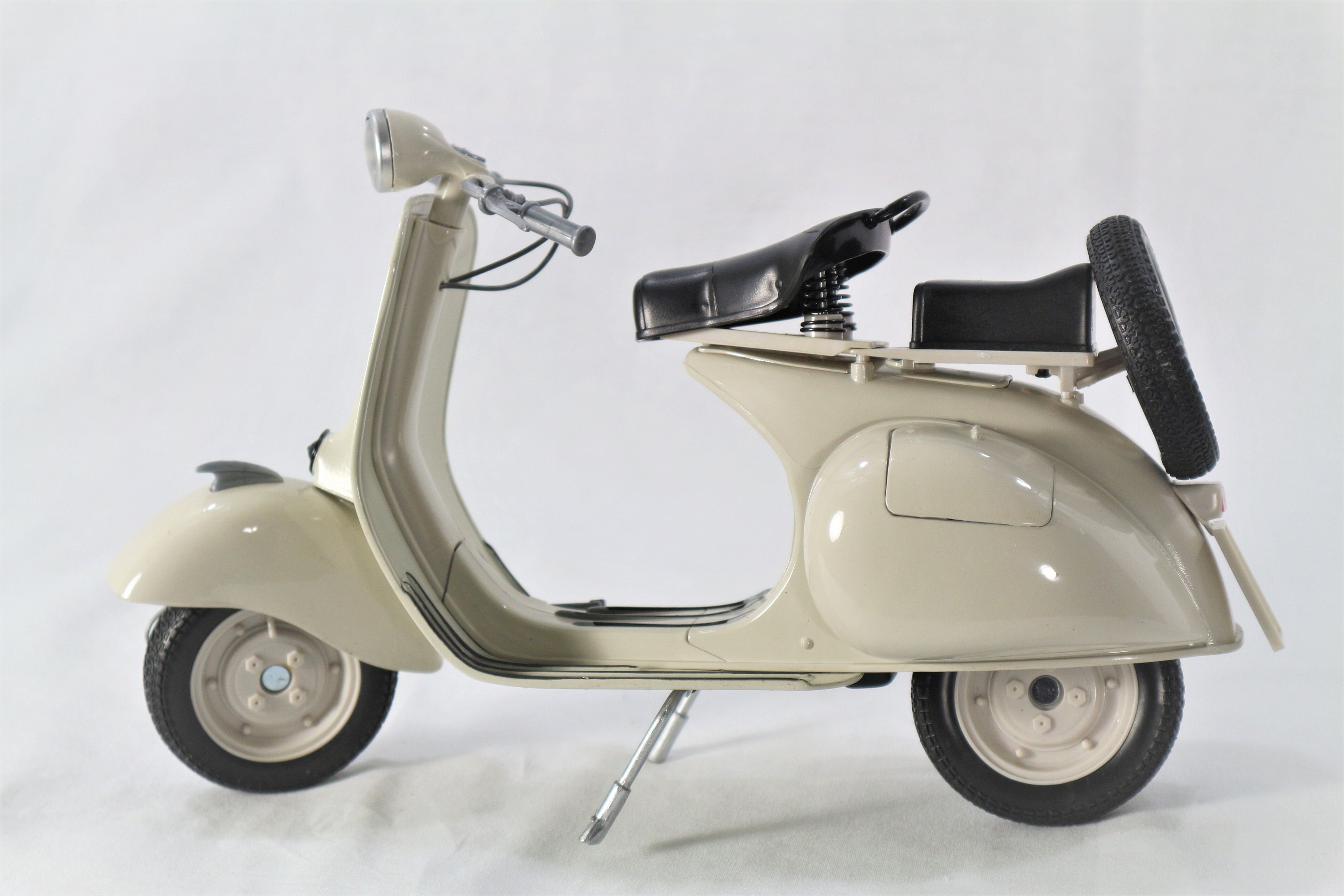 1955 Vespa 150 VL 1T Beige Scooter 1/6 Diecast Motorcycle Model by New