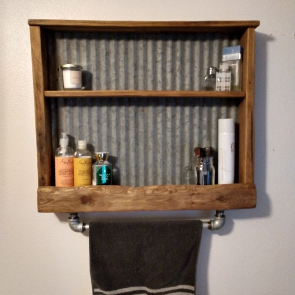 Handduksstång/hylla i återvunnet trä med wellpapp