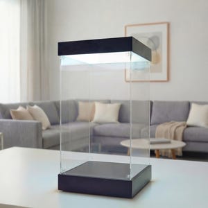 Vitrina acrílica con iluminación LED superior, transparente, sin pegamento, apilable y resistente al polvo para figuras, coleccionables y modelos.