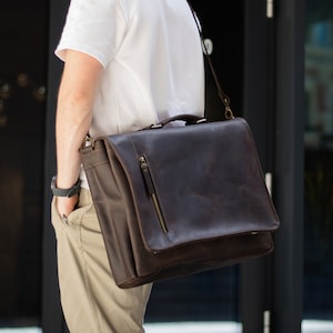 Sac messager personnalisé pour lui, sac à bandoulière en cuir pour homme, sacoche pour ordinateur portable avec gravure laser, cadeau de fête des pères fait main