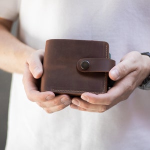 Portafoglio in pelle fatto a mano per uomo, portafoglio bifold personalizzato con incisione laser, portafoglio da uomo minimalista, portafogli come regalo in pelle
