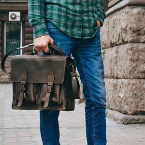 Cartable en cuir pour homme, sac messager personnalisé comme cadeau pour lui, sac à bandoulière en cuir gravé au laser, sac pour ordinateur portable 17 pouces fait main
