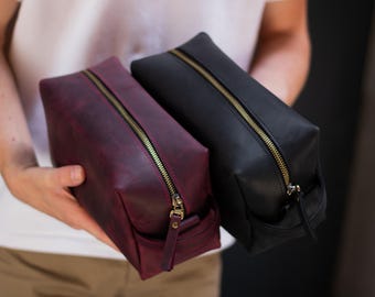 Neceser para padrinos de boda, neceser personalizado de piel flor, regalos personalizados para hombre, artículos de aseo de viaje personalizados para hombre.