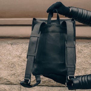 Rugzak voor heren, leren handgemaakte rugzak voor op reis, laptoprugzak voor werk, gepersonaliseerde schoolrugzak, handgemaakte leren tas afbeelding 6