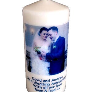 Könnte beinhalten: Weiße Kerze in Säulenform mit einem Foto eines Paares in Hochzeitskleidung. Die Kerze trägt eine personalisierte Botschaft mit dem Text "25th David and Andrea Wedding Anniversary With all our love Mum & Dad xx".