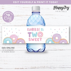 Puede incluir: Una etiqueta de botella de agua blanca imprimible con un tema de donut rosa y azul. La etiqueta dice "Isabelle is Two Sweet" con chispas y donuts.