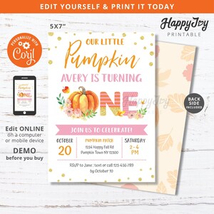 Puede incluir: Una invitación imprimible de 12,7 x 17,8 cm para una fiesta de primer cumpleaños con temática de calabaza. La invitación presenta una calabaza con un "uno" a rayas rosa y blanco y detalles de purpurina dorada. El texto dice "Nuestra pequeña calabaza Avery cumple un año. ¡Únete a nosotros para celebrar!" con detalles sobre la fiesta, incluyendo la fecha, la hora y el lugar.