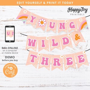 Può includere: Uno striscione color pesca con le parole "YOUNG WILD & THREE" in lettere rosa a bolle. Lo striscione presenta accenti di margherita e dettagli arcobaleno. Il testo "EDIT YOURSELF & PRINT IT TODAY" è in alto.