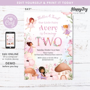 Może przedstawiać: Różowe i białe zaproszenie na przyjęcie urodzinowe dla dziewczynki, która kończy dwa lata. Zaproszenie zawiera fantazyjną ilustrację wróżek, kwiatów i grzybów. Tekst brzmi "Flutter & Twirl Our Little Fairy Avery is turning TWO".