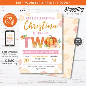 Puede incluir: Una invitación imprimible de 5x7 pulgadas para una fiesta de cumpleaños virtual. La invitación presenta una calabaza, hojas de otoño y el texto "Nuestra pequeña calabaza Christina cumple dos años. ¡Únete a nosotros para una fiesta virtual!" La invitación también incluye la fecha, la hora y la información de Zoom.