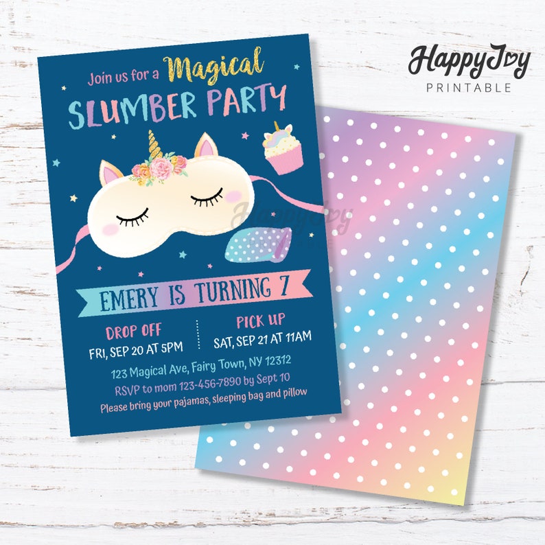 Pode incluir: Um convite azul com uma m&aacute;scara de dormir de unic&oacute;rnio e um cupcake. O texto diz "Junte-se a n&oacute;s para uma festa do pijama m&aacute;gica. Emery est&aacute; fazendo 7 anos. Entrega na sexta-feira, 20 de setembro &agrave;s 17h. Recolha no s&aacute;bado, 21 de setembro &agrave;s 11h. 123 Magical Ave, Fairy Town, NY 12312. RSVP para a mam&atilde;e 123-456-7890 at&eacute; 10 de setembro. Por favor, traga seu pijama, saco de dormir e travesseiro."