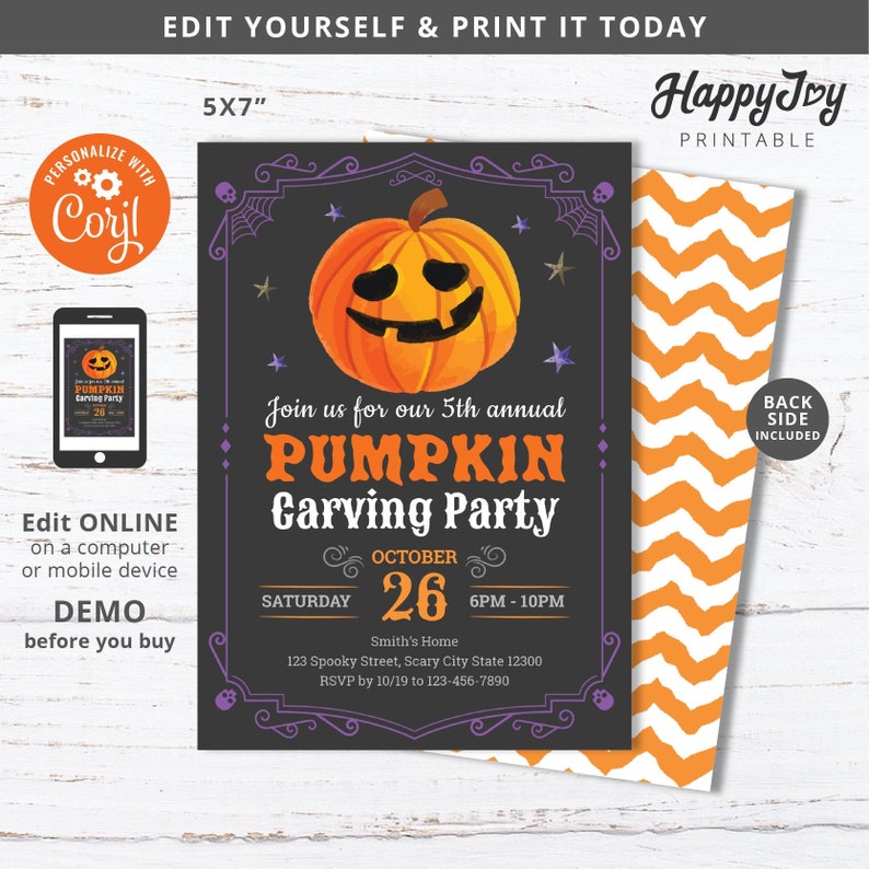 Puede incluir: Invitaci&oacute;n imprimible de 12,7 x 17,8 cm para una fiesta de tallado de calabazas. La invitaci&oacute;n presenta una calabaza de dibujos animados con una cara amigable y el texto "Join us for our 5th annual Pumpkin Carving Party" en texto morado y blanco. La invitaci&oacute;n est&aacute; sobre un fondo negro con un borde morado y estrellas. La parte posterior de la invitaci&oacute;n presenta un patr&oacute;n de chevron en naranja y blanco.
