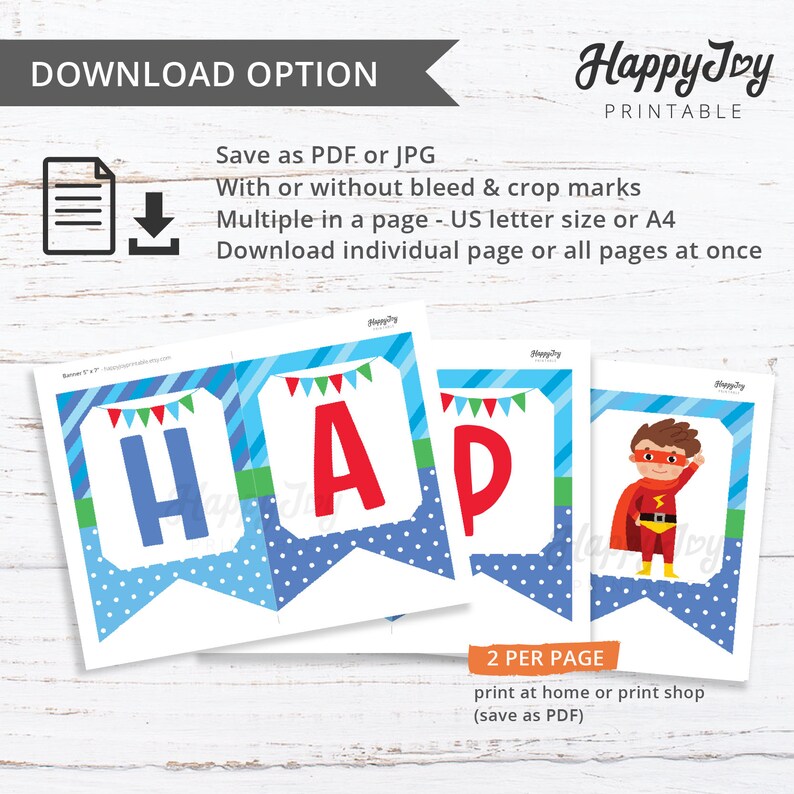 Pu&ograve; includere: Banner di compleanno Happy Birthday stampabile in blu, rosso e verde. Il banner presenta la parola "Happy" in grandi lettere rosse e un personaggio di supereroe in un costume rosso. Il testo "2 per pagina" &egrave; anche visibile.