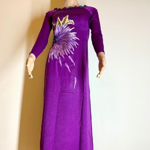 Pantaloni viola Ao Dai vietnamiti ricamati in seta Tay Thy con colori coordinati 02180