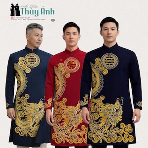 Può includere: Tre camicie tradizionali vietnamite a maniche lunghe áo dài. Le camicie sono blu navy e rosse, con ricami di draghi dorati e dettagli di emblemi circolari. Le camicie hanno un colletto alla coreana e sono indossate da tre persone.