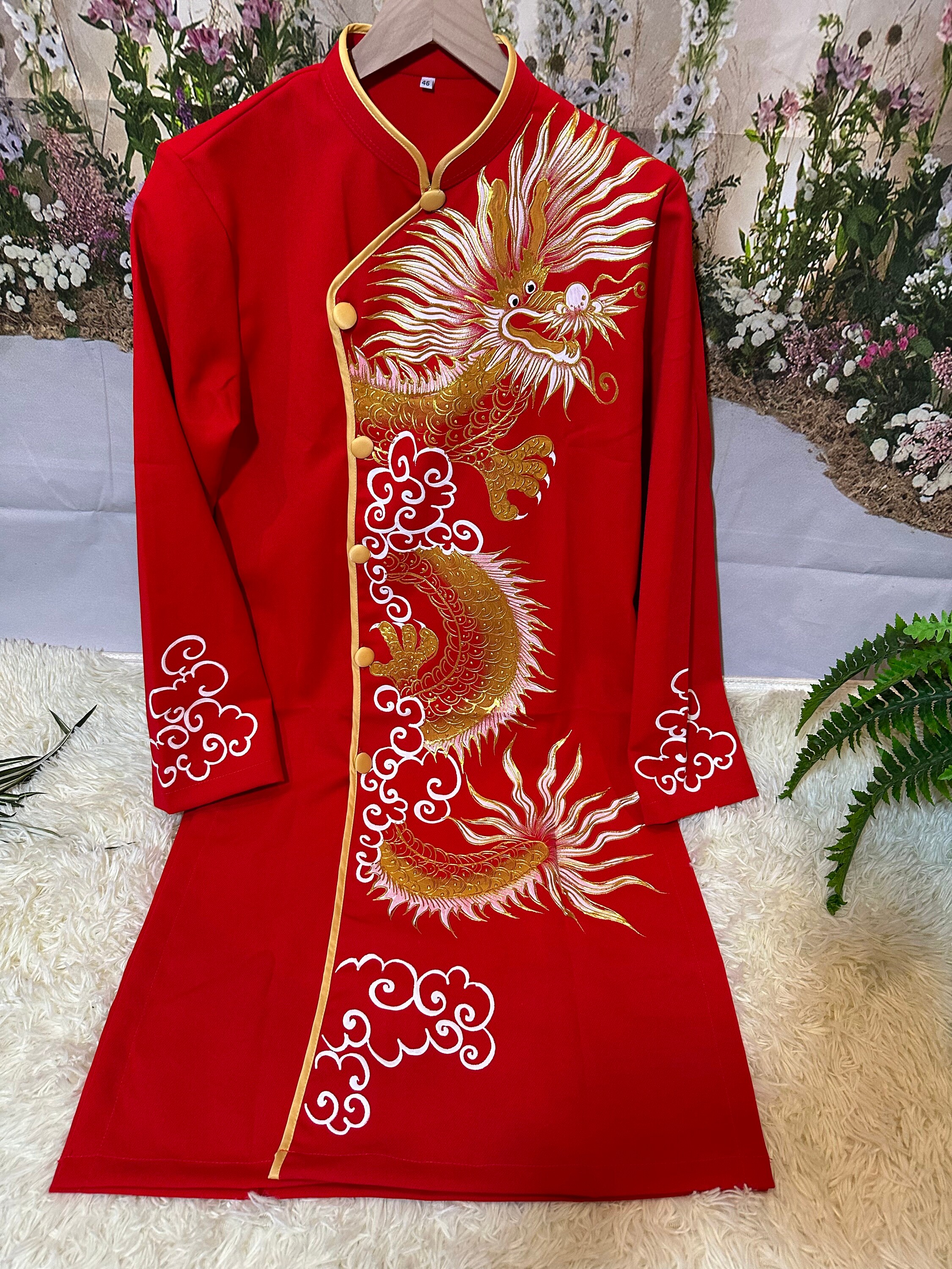 赤いアオザイ ベトナム伝統ウェディングドレス 金刺繍、ロング 赤いアオザイ ベトナム伝統ウェディングドレス 金刺繍、ロング