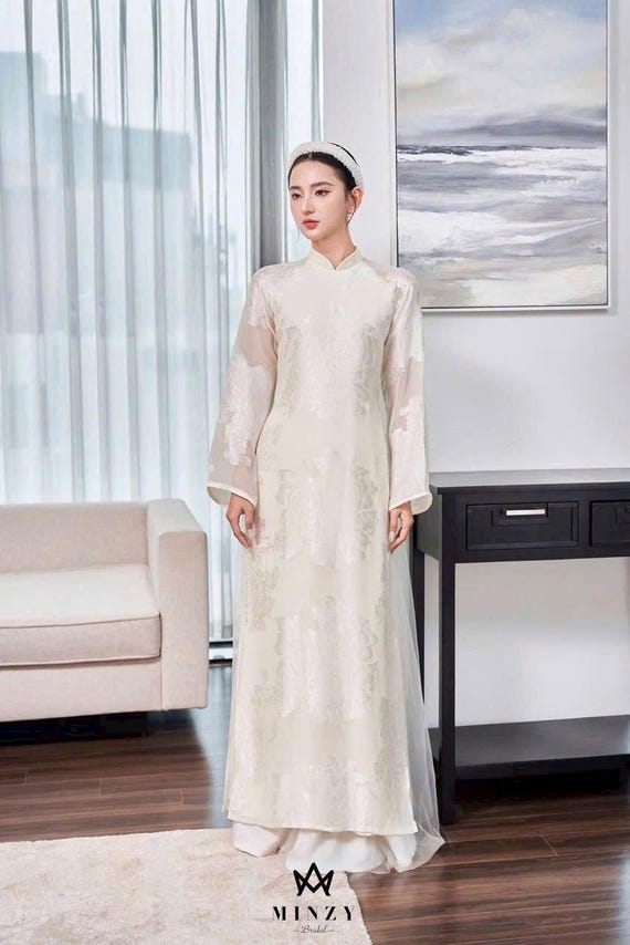 アイボリーのベトナムのアオザイ：フレアスリーブの花柄織りドレス 