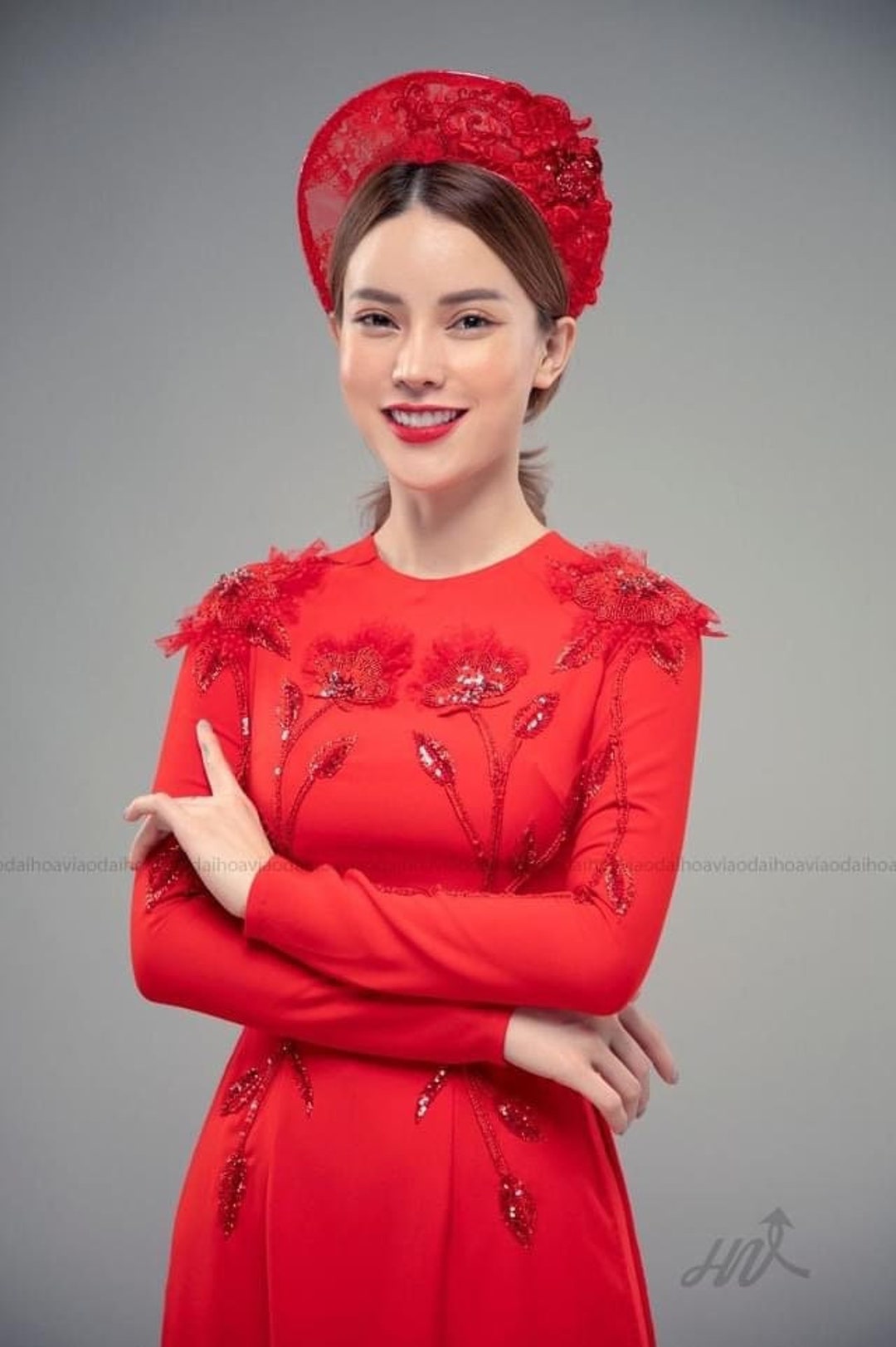 Vinhair - 👒'KHAN DONG'👒 VIETNAM Vietnamese women still enjoy a  traditional style called the Khan Dong. This is traditionally a piece of  black fabric that is wrapped around long hair, forming a