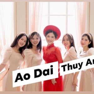 Beige Brautjungfer Ao Dai Vietnamesisch Langes Kleid Mit Hose und Kopfschmuck - Ao Dai Phu Dau