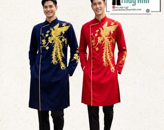 Op de afbeelding: Twee tuniekhemden met lange mouwen, één marineblauw en één rood, met gouden phoenix-borduurwerk. De shirts hebben een mandarijnkraag en gouden biezen. Beide worden gecombineerd met een zwarte broek. De afbeelding bevat tekst rechtsboven.